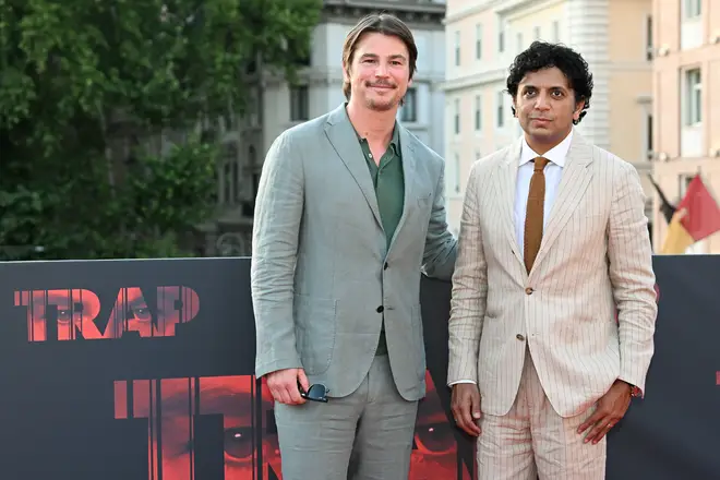 Josh Hartnett explique comment les scènes de concert du nouveau film "Trap" ont été réellement filmées 3 Josh Hartnett et M. Night Shyamalan à la première de Trap