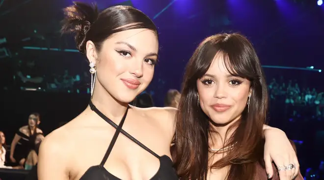 Olivia Rodrigo et Jenna Ortega sont-elles liées ? Leur amitié d'enfance révélée 3 Olivia Rodrigo et Jenna Ortega sont amies d'enfance grâce à leurs années Disney Channel