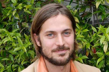 Lucas Bravo : âge, taille et faits sur l'acteur d'Emily In Paris - 11