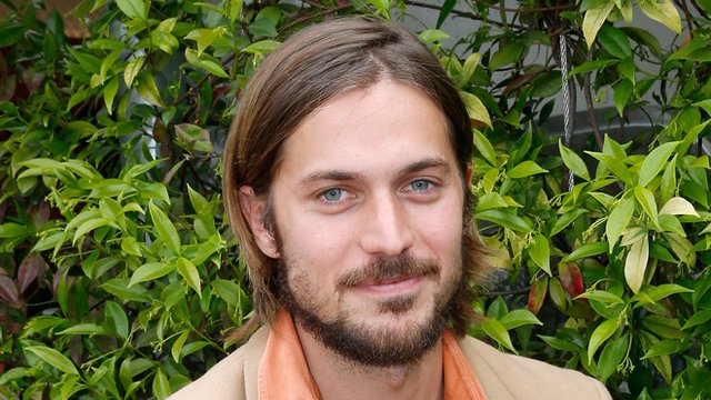 Lucas Bravo : âge, taille et faits sur l'acteur d'Emily In Paris 2 Lucas Bravo : âge, taille et faits sur l'acteur d'Emily In Paris - 1