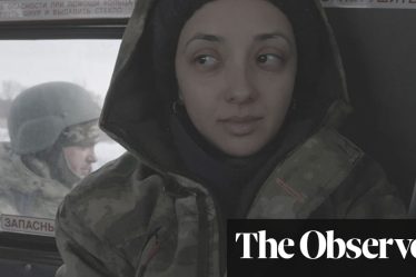 Un documentaire russe accusé de présenter de manière trompeuse des soldats envahisseurs comme des « victimes » | Films documentaires<br />
<br />
Un documentaire russe récemment diffusé a suscité la controverse en présentant des soldats envahisseurs comme des victimes innocentes. Les images montrent des scènes de violence et de destruction, mais certains critiques affirment que le documentaire dépeint les agresseurs comme des héros.<br />
<br />
Les points clés de l'article :<br />
1. Le documentaire russe accusé de présenter de manière trompeuse des soldats envahisseurs comme des victimes<br />
2. La controverse autour des images montrant des scènes de violence et de destruction<br />
3. Les critiques affirmant que le documentaire dépeint les agresseurs comme des héros - 2