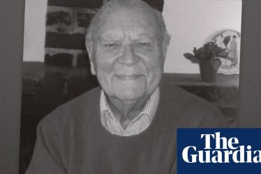 <br />
<br />
<h1>Décès de Norman Spencer, le collaborateur de David Lean, à l'âge de 110 ans</h1><br />
<br />
<p>Norman Spencer, qui était le collaborateur du célèbre réalisateur David Lean et le deuxième homme le plus âgé du Royaume-Uni, est décédé à l'âge de 110 ans. Sa contribution au monde du cinéma et son longévité sont des témoignages de son importance et de sa mémoire qui resteront gravés dans l'histoire.</p><br />
<br />
<h2>Points importants :</h2><br />
<ul><br /> <li>Décès de Norman Spencer, collaborateur de David Lean</li><br /> <li>Âgé de 110 ans, il était le deuxième homme le plus âgé du Royaume-Uni</li><br /> <li>Contributions significatives au monde du cinéma</li><br />
</ul><br />
<br /> - 2