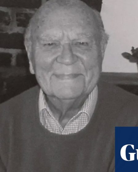 <br />
<br />
<h1>Décès de Norman Spencer, le collaborateur de David Lean, à l'âge de 110 ans</h1><br />
<br />
<p>Norman Spencer, qui était le collaborateur du célèbre réalisateur David Lean et le deuxième homme le plus âgé du Royaume-Uni, est décédé à l'âge de 110 ans. Sa contribution au monde du cinéma et son longévité sont des témoignages de son importance et de sa mémoire qui resteront gravés dans l'histoire.</p><br />
<br />
<h2>Points importants :</h2><br />
<ul><br /> <li>Décès de Norman Spencer, collaborateur de David Lean</li><br /> <li>Âgé de 110 ans, il était le deuxième homme le plus âgé du Royaume-Uni</li><br /> <li>Contributions significatives au monde du cinéma</li><br />
</ul><br />
<br /> 34 <br />
<br />
<h1>Décès de Norman Spencer, le collaborateur de David Lean, à l'âge de 110 ans</h1><br />
<br />
<p>Norman Spencer, qui était le collaborateur du célèbre réalisateur David Lean et le deuxième homme le plus âgé du Royaume-Uni, est décédé à l'âge de 110 ans. Sa contribution au monde du cinéma et son longévité sont des témoignages de son importance et de sa mémoire qui resteront gravés dans l'histoire.</p><br />
<br />
<h2>Points importants :</h2><br />
<ul><br /> <li>Décès de Norman Spencer, collaborateur de David Lean</li><br /> <li>Âgé de 110 ans, il était le deuxième homme le plus âgé du Royaume-Uni</li><br /> <li>Contributions significatives au monde du cinéma</li><br />
</ul><br />
<br /> - 33