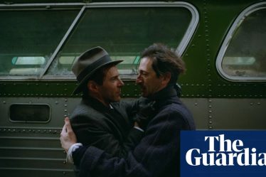 <br />
<br />
<h1>Le réalisateur Brutaliste défend les films longs au festival du film de Venise 2024</h1><br />
<br />
<p>Le réalisateur renommé de films Brutalistes a récemment défendu la durée de ses films, comparant les critiques à celles d'un livre de 700 pages. Lors du festival du film de Venise 2024, il a expliqué son approche artistique et sa passion pour les longs métrages.</p><br />
<br />
<h2>Points importants de l'article:</h2><br />
<ul><br /> <li>Le réalisateur Brutaliste défend la longueur de ses films</li><br /> <li>Comparaison avec la critique d'un livre de 700 pages</li><br /> <li>Explication de son approche artistique</li><br /> <li>Passion pour les longs métrages</li><br />
</ul><br />
<br /> - 2