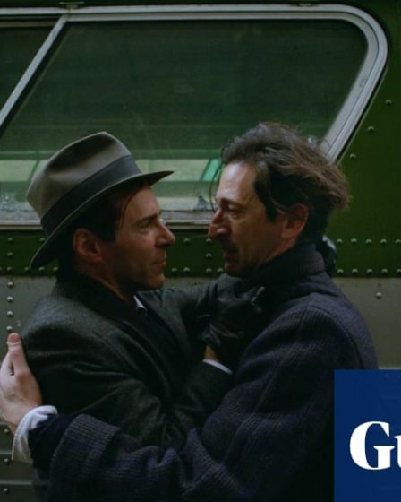 <br />
<br />
<h1>Le réalisateur Brutaliste défend les films longs au festival du film de Venise 2024</h1><br />
<br />
<p>Le réalisateur renommé de films Brutalistes a récemment défendu la durée de ses films, comparant les critiques à celles d'un livre de 700 pages. Lors du festival du film de Venise 2024, il a expliqué son approche artistique et sa passion pour les longs métrages.</p><br />
<br />
<h2>Points importants de l'article:</h2><br />
<ul><br /> <li>Le réalisateur Brutaliste défend la longueur de ses films</li><br /> <li>Comparaison avec la critique d'un livre de 700 pages</li><br /> <li>Explication de son approche artistique</li><br /> <li>Passion pour les longs métrages</li><br />
</ul><br />
<br /> 26 <br />
<br />
<h1>Le réalisateur Brutaliste défend les films longs au festival du film de Venise 2024</h1><br />
<br />
<p>Le réalisateur renommé de films Brutalistes a récemment défendu la durée de ses films, comparant les critiques à celles d'un livre de 700 pages. Lors du festival du film de Venise 2024, il a expliqué son approche artistique et sa passion pour les longs métrages.</p><br />
<br />
<h2>Points importants de l'article:</h2><br />
<ul><br /> <li>Le réalisateur Brutaliste défend la longueur de ses films</li><br /> <li>Comparaison avec la critique d'un livre de 700 pages</li><br /> <li>Explication de son approche artistique</li><br /> <li>Passion pour les longs métrages</li><br />
</ul><br />
<br /> - 25