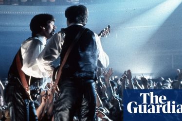 Comment les Beatles ont été recréés pour le film Backbeat | Biopics<br />
<br />
Dans le cadre du film Backbeat, les membres du casting ont dû relever le défi de recréer l'essence des Beatles. Découvrez comment ils ont réussi à capturer l'esprit du groupe légendaire pour ce biopic musical incontournable.<br />
<br />
Points importants de l'article :<br />
1. Les acteurs du film Backbeat ont dû relever le défi de recréer les Beatles.<br />
2. Découvrez comment ils ont réussi à capturer l'essence du groupe légendaire.<br />
3. Backbeat est un biopic musical incontournable à ne pas manquer. - 4