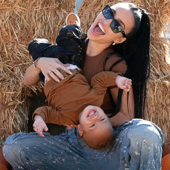 Bre Tiesi joue avec son fils Legendary dans un champ de citrouilles