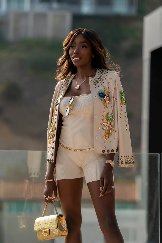 Apprenez à connaître la vente de Chelsea Lazkani de Sunset 5 Chelsea Lazkani est l'un des meilleurs agents de Selling Sunset