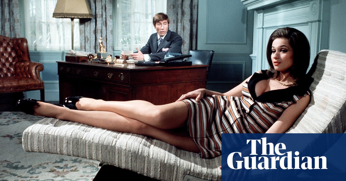 <br />
<br />
<h1>Les femmes dans les films Carry On : jouer des rôles de mégères, de féministes et de séductrices</h1><br />
<br />
<p>Les actrices des films Carry On ont récemment discuté de leurs expériences sur le tournage et des personnages qu'elles ont interprétés. Elles ont abordé des sujets tels que les stéréotypes de genre, le féminisme et les scènes comiques parfois controversées.</p><br />
<br />
<h2>Points importants de l'article :</h2><br />
<ul><br /> <li>Les actrices des films Carry On parlent de leurs rôles</li><br /> <li>Discussion sur les stéréotypes de genre et le féminisme</li><br /> <li>Les scènes comiques controversées</li><br />
</ul><br />
<br /> 2 <br />
<br />
<h1>Les femmes dans les films Carry On : jouer des rôles de mégères, de féministes et de séductrices</h1><br />
<br />
<p>Les actrices des films Carry On ont récemment discuté de leurs expériences sur le tournage et des personnages qu'elles ont interprétés. Elles ont abordé des sujets tels que les stéréotypes de genre, le féminisme et les scènes comiques parfois controversées.</p><br />
<br />
<h2>Points importants de l'article :</h2><br />
<ul><br /> <li>Les actrices des films Carry On parlent de leurs rôles</li><br /> <li>Discussion sur les stéréotypes de genre et le féminisme</li><br /> <li>Les scènes comiques controversées</li><br />
</ul><br />
<br /> - 1