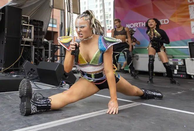 JoJo Siwa dit qu'elle est en pourparlers pour représenter la Pologne à l'Eurovision 6 JoJo Siwa se produit au Chicago Pride Fest 2024