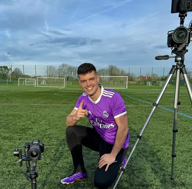 Tous les insulaires qui ont repris un emploi régulier après Love Island 8 Billy Brown crée du contenu sur le football