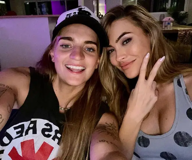 Qui est G Flip ? Apprenez à connaître le partenaire de Chrishell Stause 5 Chrishell et G Flip se sont rencontrés sur le tournage d'un clip