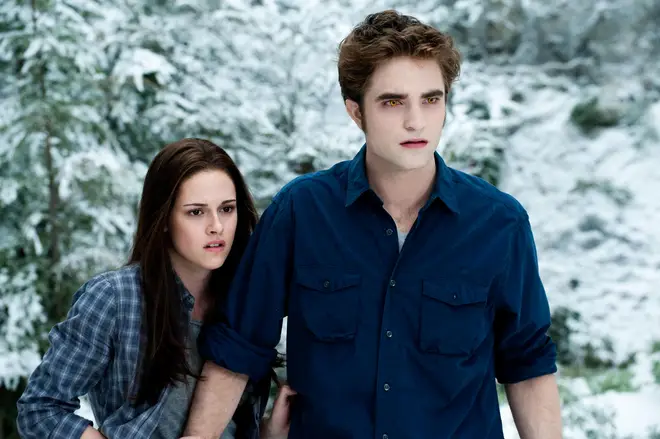 La série télévisée Twilight basée sur "Midnight Sun" est en préparation chez Netflix 5 Midnight Sun est un récit de Twilight du point de vue d'Edward.