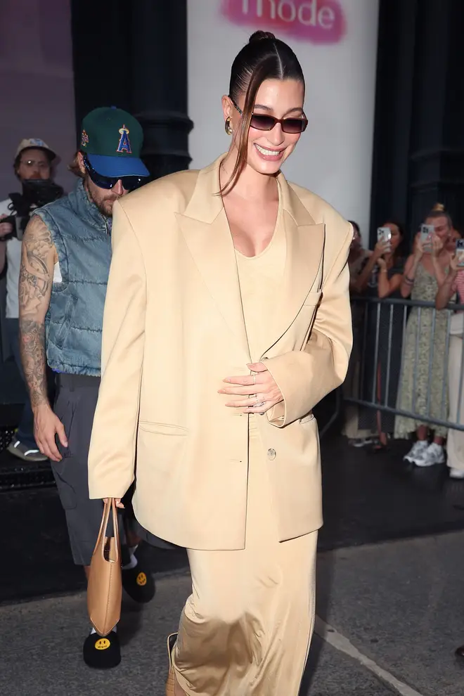 Hailey Bieber apporte des changements inclusifs aux jours de Rhode après son accouchement 4 Hailey Bieber et Justin Bieber sont vus ensemble à la sortie de son pop-up