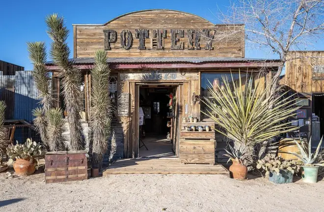 À l'intérieur de la ville pionnière d'Alanna Gold 5 L'un des magasins de Pioneer Town