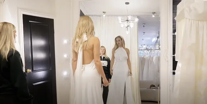 Pourquoi Molly-Mae essayait des robes de mariée au milieu de la séparation de Tommy Fury 5 Molly-Mae s'est filmée en train d'essayer une robe de mariée