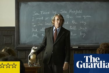 Critique de The Penguin Lessons - Steve Coogan élève un pingouin en Argentine dans les années 70 | Festival du film de Toronto 2024 - 4