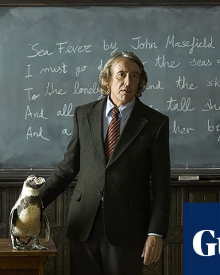 Critique de The Penguin Lessons - Steve Coogan élève un pingouin en Argentine dans les années 70 | Festival du film de Toronto 2024 11 Critique de The Penguin Lessons - Steve Coogan élève un pingouin en Argentine dans les années 70 | Festival du film de Toronto 2024 - 10