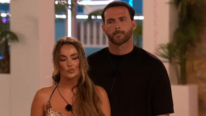 Pourquoi Harriett et Ronnie de Love Island se sont-ils séparés ? 4 Harriett et Ronnie ont été largués de Love Island avant Casa Amor