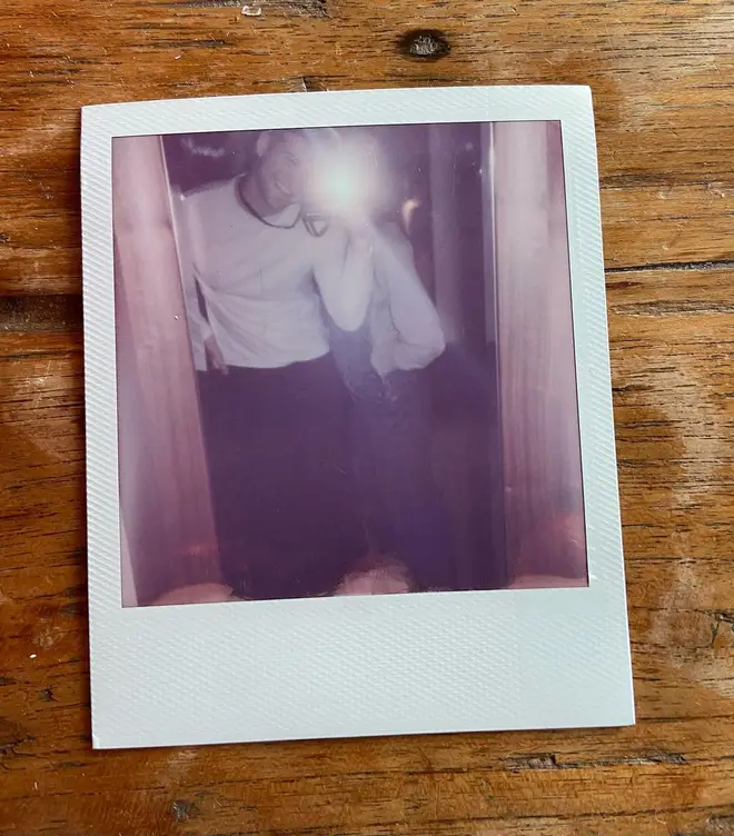Dans la romance de Meghann Fahy et de son petit ami Leo Woodall 6 Leo Woodall a mis en ligne une série de polaroïds des coulisses du tournage de The White Lotus