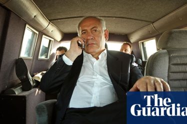 <br />
<br />
<h1>Un documentaire sur Netanyahu crée la polémique à Toronto</h1><br />
<br />
<p>Le Festival du film de Toronto 2024 a été le théâtre de la projection d'un documentaire controversé sur le Premier ministre israélien Benjamin Netanyahu. Le film, qui met en lumière la profondeur de la corruption morale de Netanyahu, a suscité de vives réactions parmi les spectateurs.</p><br />
<br />
<h2>Points importants :</h2><br />
<ul><br /> <li>Projection d'un documentaire sur Netanyahu au Festival de Toronto 2024</li><br /> <li>Controverse autour de la profondeur de la corruption morale du Premier ministre israélien</li><br /> <li>Réactions mitigées parmi le public</li><br />
</ul><br />
<br /> - 6