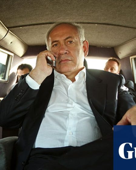 <br />
<br />
<h1>Un documentaire sur Netanyahu crée la polémique à Toronto</h1><br />
<br />
<p>Le Festival du film de Toronto 2024 a été le théâtre de la projection d'un documentaire controversé sur le Premier ministre israélien Benjamin Netanyahu. Le film, qui met en lumière la profondeur de la corruption morale de Netanyahu, a suscité de vives réactions parmi les spectateurs.</p><br />
<br />
<h2>Points importants :</h2><br />
<ul><br /> <li>Projection d'un documentaire sur Netanyahu au Festival de Toronto 2024</li><br /> <li>Controverse autour de la profondeur de la corruption morale du Premier ministre israélien</li><br /> <li>Réactions mitigées parmi le public</li><br />
</ul><br />
<br /> 50 <br />
<br />
<h1>Un documentaire sur Netanyahu crée la polémique à Toronto</h1><br />
<br />
<p>Le Festival du film de Toronto 2024 a été le théâtre de la projection d'un documentaire controversé sur le Premier ministre israélien Benjamin Netanyahu. Le film, qui met en lumière la profondeur de la corruption morale de Netanyahu, a suscité de vives réactions parmi les spectateurs.</p><br />
<br />
<h2>Points importants :</h2><br />
<ul><br /> <li>Projection d'un documentaire sur Netanyahu au Festival de Toronto 2024</li><br /> <li>Controverse autour de la profondeur de la corruption morale du Premier ministre israélien</li><br /> <li>Réactions mitigées parmi le public</li><br />
</ul><br />
<br /> - 49
