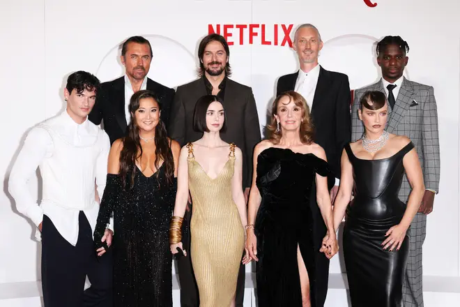 The Emily In Paris Cast Grace Le tapis rouge avant la sortie de la saison 4, partie 2 4 La deuxième partie de la saison 4 d'Emily In Paris sort le 12 septembre