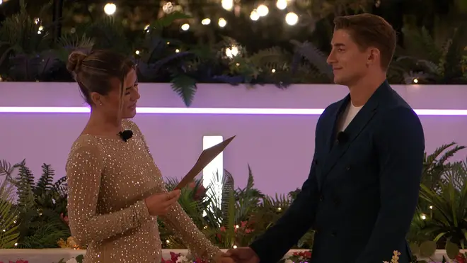 Sean et Matilda, ex de Love Island, tentent de s'esquiver sur le tapis rouge des NTA 4 Matilda et Sean sont arrivés à la 3ème place sur Love Island 2024