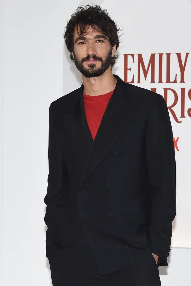 Qui joue Emily dans Marcello à Paris ? Faits sur Eugenio Franceschini, y compris son fils,... 4 L'acteur italien Eugenio Franceschini sur le tapis rouge de la série Netflix Emily in Paris 4