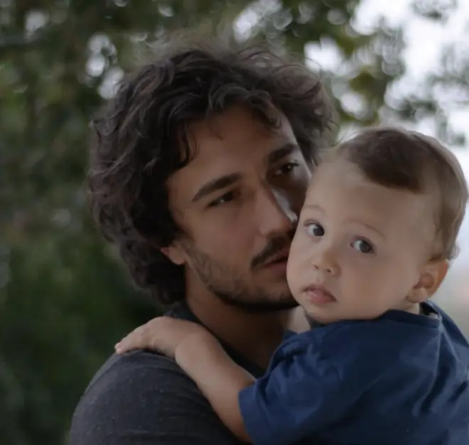 Qui joue Emily dans Marcello à Paris ? Faits sur Eugenio Franceschini, y compris son fils,... 5 Eugenio partage des extraits de son fils sur ses réseaux sociaux