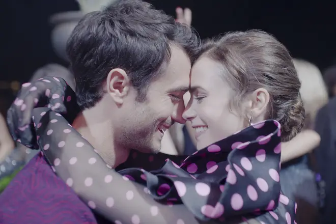 Qui joue Emily dans Marcello à Paris ? Faits sur Eugenio Franceschini, y compris son fils,... 6 Eugenio Franceschini incarne l'intérêt amoureux de Lily Collins dans Emily In Paris 4