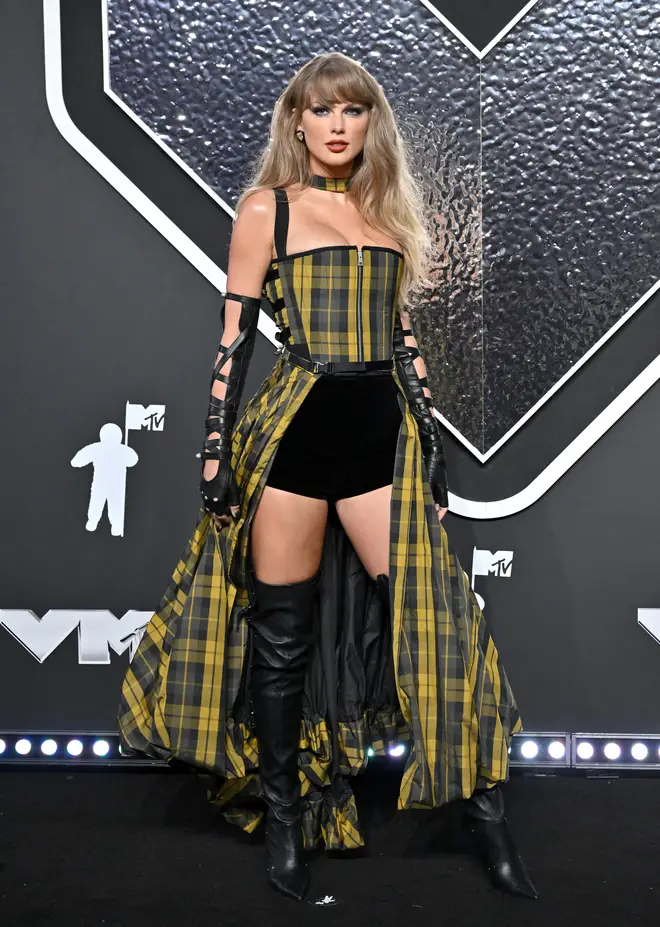 Chaque moment de Taylor Swift que vous avez manqué aux MTV VMA 4 Taylor Swift portait du Christian Dior sur le tapis rouge des VMA