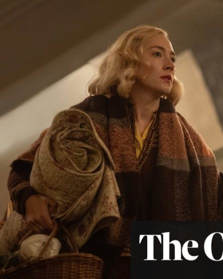 <br />
<br />
<h1>Un drame caché du Blitz de Londres inspire le nouveau film de Steve McQueen</h1><br />
<br />
<p>Le London Film Festival 2024 présente une œuvre inspirée d'un tragique événement méconnu de l'histoire de la Seconde Guerre mondiale.</p><br />
<br />
<h2>Points importants de l'article:</h2><br />
<ul><br /> <li>Steve McQueen réalise un film sur un drame oublié du Blitz de Londres</li><br /> <li>L'événement tragique est peu connu du grand public</li><br /> <li>Le film est présenté au London Film Festival 2024</li><br />
</ul><br />
<br /> - 22