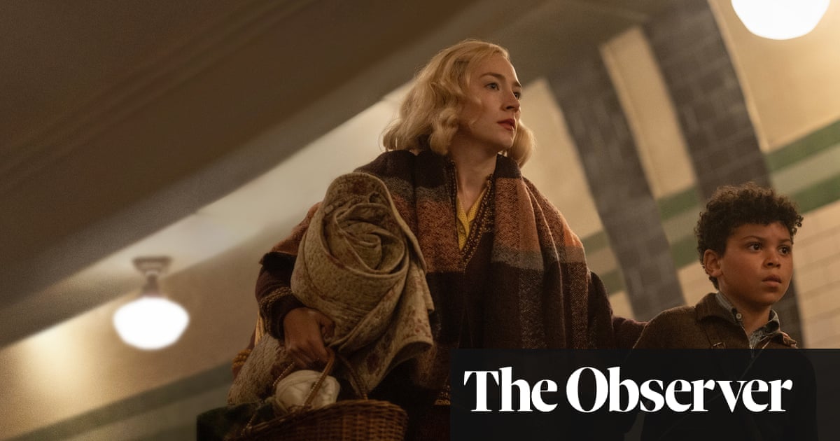 <br />
<br />
<h1>Un drame caché du Blitz de Londres inspire le nouveau film de Steve McQueen</h1><br />
<br />
<p>Le London Film Festival 2024 présente une œuvre inspirée d'un tragique événement méconnu de l'histoire de la Seconde Guerre mondiale.</p><br />
<br />
<h2>Points importants de l'article:</h2><br />
<ul><br /> <li>Steve McQueen réalise un film sur un drame oublié du Blitz de Londres</li><br /> <li>L'événement tragique est peu connu du grand public</li><br /> <li>Le film est présenté au London Film Festival 2024</li><br />
</ul><br />
<br /> 2 <br />
<br />
<h1>Un drame caché du Blitz de Londres inspire le nouveau film de Steve McQueen</h1><br />
<br />
<p>Le London Film Festival 2024 présente une œuvre inspirée d'un tragique événement méconnu de l'histoire de la Seconde Guerre mondiale.</p><br />
<br />
<h2>Points importants de l'article:</h2><br />
<ul><br /> <li>Steve McQueen réalise un film sur un drame oublié du Blitz de Londres</li><br /> <li>L'événement tragique est peu connu du grand public</li><br /> <li>Le film est présenté au London Film Festival 2024</li><br />
</ul><br />
<br /> - 1