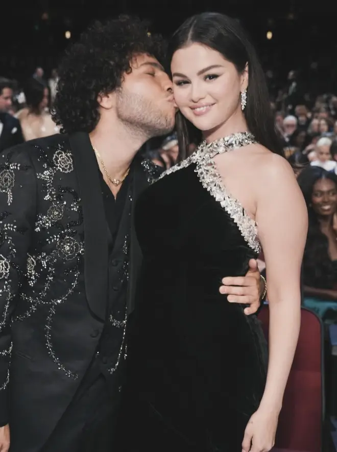La tenue des Emmys 2024 de Selena Gomez comprenait une bague en diamant sur *ce* doigt 5 Benny Blanco et Selena Gomez aux Emmys 2024
