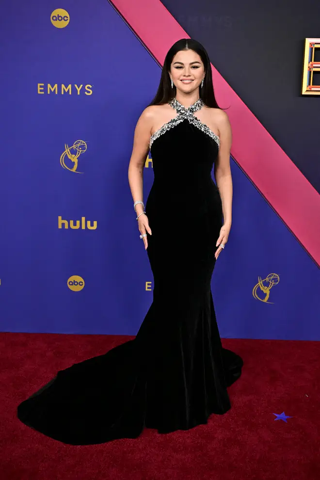 La tenue des Emmys 2024 de Selena Gomez comprenait une bague en diamant sur *ce* doigt 4 Selena Gomez arrive pour la 76ème cérémonie des Emmy Awards