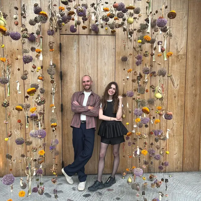 Qui est le mari de Lily Collins, Charlie McDowell ? Âge, mariage et parents célèbres 5 La valeur nette estimée de Charlie se situe à environ 4 millions de dollars