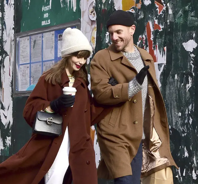 Qui est le mari de Lily Collins, Charlie McDowell ? Âge, mariage et parents célèbres 4 Charlie McDowell et Lily Collin ont commencé à sortir ensemble en 2019
