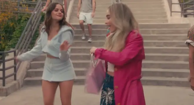 À l’intérieur de l’amitié de Sabrina Carpenter et Joey King 6 Joey King est apparu dans le clip
