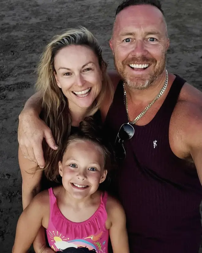 Qui sont les experts en matière de Married At First Sight UK ? Rencontrez Paul, Mel et Charlene 7 Mel Schilling avec son mari et sa fille