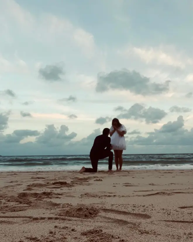 Adam Collard de Love Island annonce ses fiançailles avec la présentatrice sportive Laura Woods 5 Adam Collard s'est mis à genoux sur une plage de St Ives
