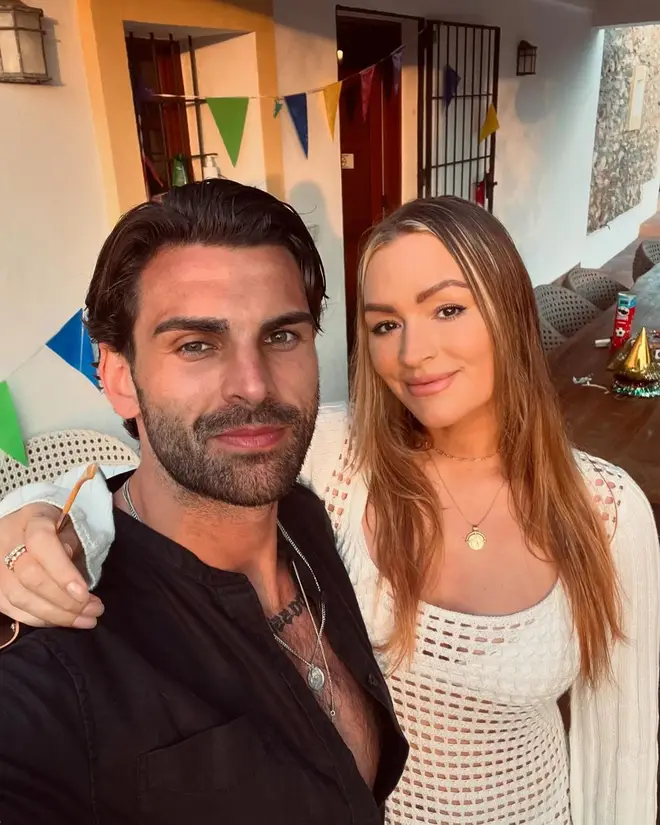Adam Collard de Love Island annonce ses fiançailles avec la présentatrice sportive Laura Woods 7 Adam Collard et Laura Woods ont annoncé leur grossesse en juillet