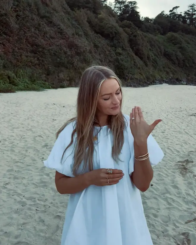 Adam Collard de Love Island annonce ses fiançailles avec la présentatrice sportive Laura Woods 6 Adam Collard et sa fiancée Laura Woods ont commencé à sortir ensemble en 2023