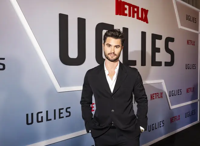 Peris meurt-il en laid ? Le réalisateur explique l'énorme changement par rapport aux livres 10 Chase Stokes joue Peris dans Uglies – mais le sera-t-il dans Uglies 2 ?