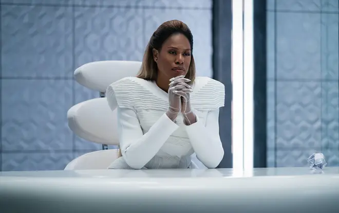 Peris meurt-il en laid ? Le réalisateur explique l'énorme changement par rapport aux livres 9 Laverne Cox incarne le Dr Cable dans l'adaptation Netflix