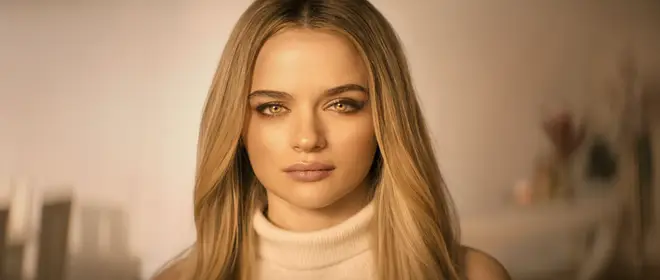 L'auteur de Uglies répond aux critiques selon lesquelles Joey King est "trop joli" pour jouer au Tally 6 Joey King après elle