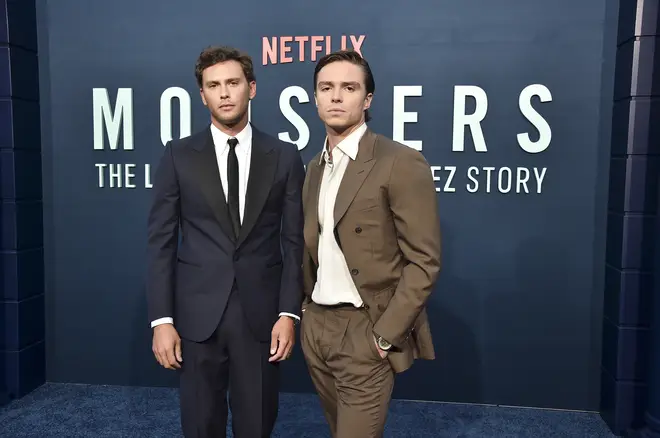 Qui joue Lyle Menendez dans Monsters ? L'âge, la taille et... de Nicolas Alexandre Chavez 4 Nicholas Alexander Chavez (à droite) joue aux côtés de Cooper Koch dans Monsters: The Lyle & Erik Menendez Story de Netflix