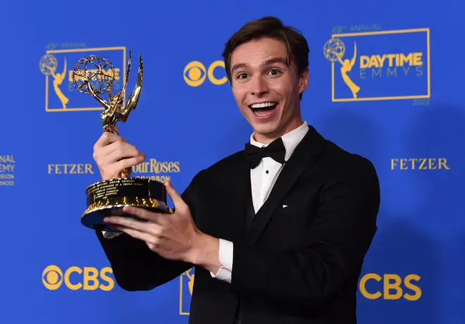 Qui joue Lyle Menendez dans Monsters ? L'âge, la taille et... de Nicolas Alexandre Chavez 7 Nicholas Chavez a remporté le Daytime Emmy du meilleur jeune interprète dans une série dramatique pour son rôle dans