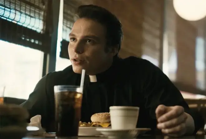 Qui joue Lyle Menendez dans Monsters ? L'âge, la taille et... de Nicolas Alexandre Chavez 8 Nicholas Alexander Chavez incarne le père Charlie dans Grotesquerie de Ryan Murphy