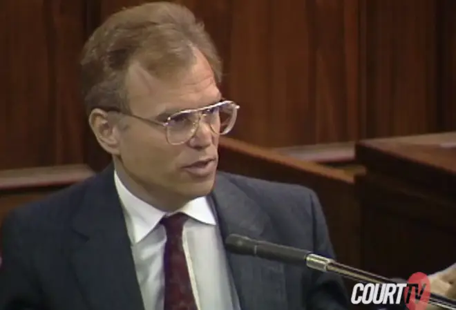 Le Dr Oziel à la barre lors du procès du frère Menendez
